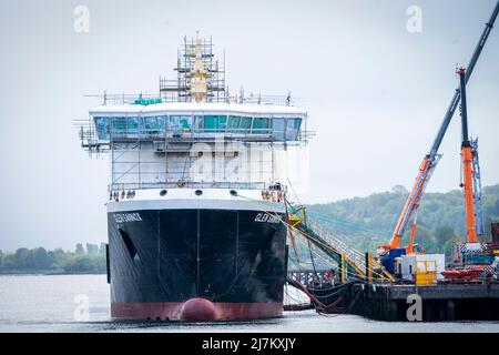 Il traghetto Glen Sannox Caledonian Macbrayne incompiuto nel cantiere navale Ferguson Marine di Port Glasgow, Inverclyde. Durante la costruzione di due traghetti su contratto per CalMac, la compagnia di traghetti pubblica scozzese, Ferguson Marine Engineering Ltd è stata messa in amministrazione a causa dell'aumento dei costi e del ritardo della costruzione. Il governo scozzese ha nazionalizzato il cantiere nel dicembre 2019 rinominandolo Ferguson Marine (Port Glasgow) Holdings per salvare posti di lavoro e il contratto. Data foto: Martedì 10 maggio 2022. Foto Stock