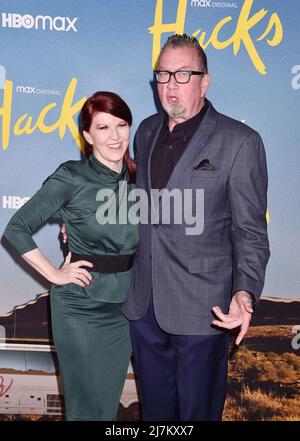 Los Angeles, CA. 09th maggio 2022. (L-R) Kate Flannery e Chris Haston partecipano alla prima di Los Angeles stagione 2 di HBO Max's 'Hacks' al DGA Theatre Complex il 09 maggio 2022 a Los Angeles, California. Credit: Jeffrey Mayer/JTM Photos/Media Punch/Alamy Live News Foto Stock