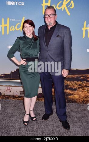 Los Angeles, CA. 09th maggio 2022. (L-R) Kate Flannery e Chris Haston partecipano alla prima di Los Angeles stagione 2 di HBO Max's 'Hacks' al DGA Theatre Complex il 09 maggio 2022 a Los Angeles, California. Credit: Jeffrey Mayer/JTM Photos/Media Punch/Alamy Live News Foto Stock