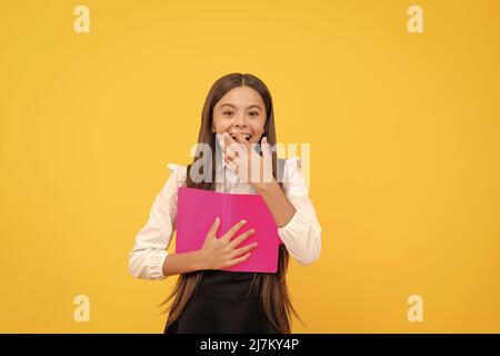 lettore di bambini intellettuali. letteratura educativa. bambino di libreria in scuola di grammatica. teen assonnato Foto Stock