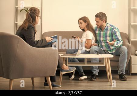 il padre preoccupato parla con lo psicologo di famiglia circa il bambino, la famiglia addicted del telefono Foto Stock