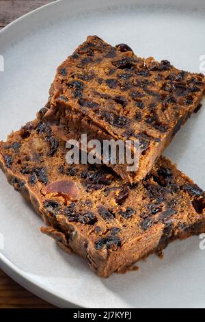 2 fette di torta di frutta servite su un piatto bianco. Foto Stock
