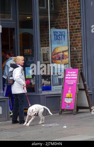 Una fila di persone fuori da una filiale di Greggs the Bakers a Newcastle upon Tyne, nel centro della città del Regno Unito. Foto Stock