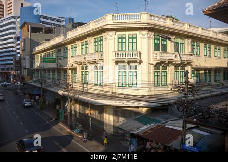 Un vecchio edificio tradizionale in Chakkraphet Road, Pahurat (Phahurat), Phra Nakhon, Bangkok, Thailandia, al suo piano terra ospita negozi Foto Stock