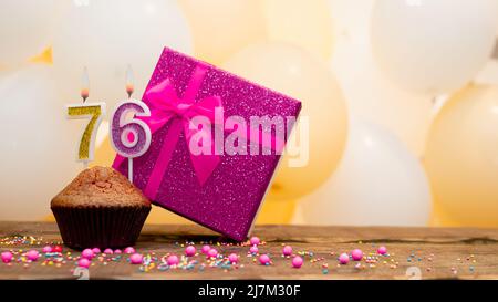 Buon compleanno con scatola regalo rosa per bambina. Bella tessera di compleanno con un cupcake e una candela che brucia Foto Stock