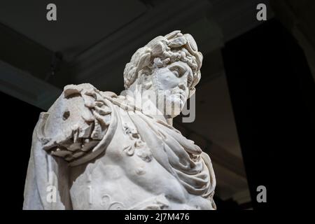Statua dell'imperatore romano Adriano nel Museo Archeologico, Istanbul, Turchia. Foto Stock