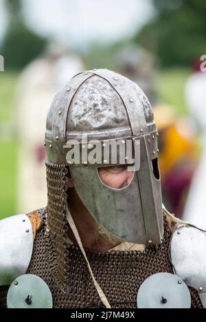 I soldati indossano armature durante una rievocazione medievale al parco Tatton Foto Stock