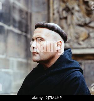 Martin Luther, deutscher Fernsehfilm in zwei Teilen über die wichtigsten Lebensstationen des Reformators, Deutschland, 1983, Teil 1, Szene: LAMBERT HAMEL. Martin Luther, film televisivo tedesco in due parti sulle fasi più importanti della vita del riformatore, Germania, 1983, parte 1, scena: LAMBERT HAMEL as Luther Foto Stock