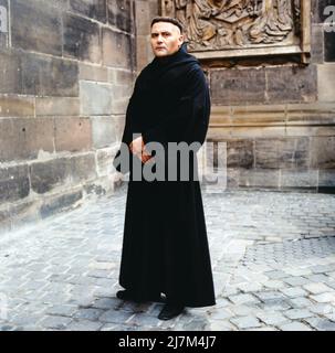 Martin Luther, deutscher Fernsehfilm in zwei Teilen über die wichtigsten Lebensstationen des Reformators, Deutschland, 1983, Teil 1, Szene: LAMBERT HAMEL. Martin Luther, film televisivo tedesco in due parti sulle fasi più importanti della vita del riformatore, Germania, 1983, parte 1, scena: LAMBERT HAMEL as Luther Foto Stock