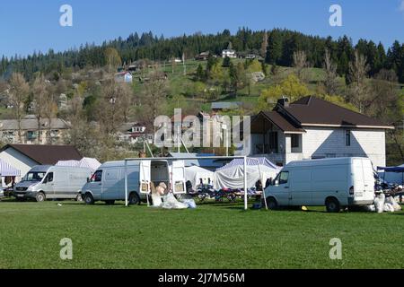 VERKHOVYNA, UCRAINA - 7 MAGGIO 2022 - un mercato improvvisato funziona nel villaggio di Verkhovyna, nella regione di Ivano-Frankivsk, Ucraina occidentale. Questa foto non può b Foto Stock