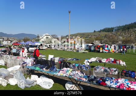 VERKHOVYNA, UCRAINA - 7 MAGGIO 2022 - i vestiti sono venduti in un mercato improvvisato nel villaggio di Verkhovyna, nella regione di Ivano-Frankivsk, Ucraina occidentale. Questo phot Foto Stock