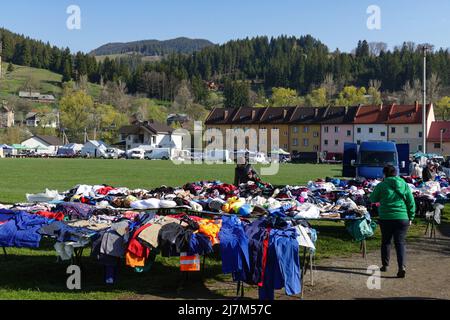 VERKHOVYNA, UCRAINA - 7 MAGGIO 2022 - i vestiti sono venduti in un mercato improvvisato nel villaggio di Verkhovyna, nella regione di Ivano-Frankivsk, Ucraina occidentale. Questo phot Foto Stock