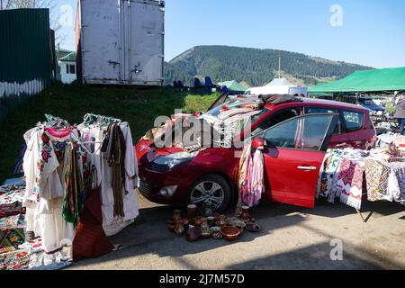 VERKHOVYNA, UCRAINA - 7 MAGGIO 2022 - vestiti e asciugamani ricamati sono in vendita presso un mercato improvvisato nel villaggio di Verkhovyna, nella regione di Ivano-Frankivsk, Foto Stock