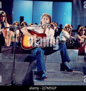 Disco, ZDF Musiksendung, Deutschland, 1976, Auftritt des Sängers und Gitarristen Peter Maffay. Disco, programma musicale ZDF, Germania, 1976, cantante e chitarrista Peter Maffay. Foto Stock