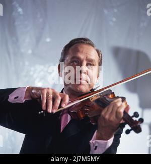 Helmut Zacharias, deutscher Geiger und Komponist, hier in der ZDF Musiksendung: Helmut-Zacharias-Show, Deutschland, 1972. Helmut Zacharias, violinista e compositore tedesco, qui nel programma musicale ZDF: Helmut Zacharias Show, Germania, 1972. Foto Stock