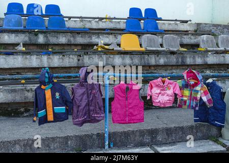 Non esclusiva: VERKHOVYNA, UCRAINA - 7 MAGGIO 2022 - Giacche per bambini appese su un corrimano in un mercato improvvisato nel villaggio di Verkhovyna, Ivano-Frankivs Foto Stock