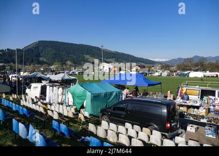 Non esclusiva: VERKHOVYNA, UCRAINA - 7 MAGGIO 2022 - un mercato improvvisato funziona nel villaggio di Verkhovyna, nella regione di Ivano-Frankivsk, Ucraina occidentale. Questo Foto Stock