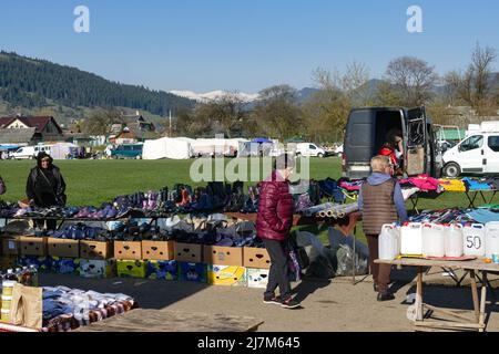 Non esclusiva: VERKHOVYNA, UCRAINA - 7 MAGGIO 2022 - un mercato improvvisato funziona nel villaggio di Verkhovyna, nella regione di Ivano-Frankivsk, Ucraina occidentale. Questo Foto Stock