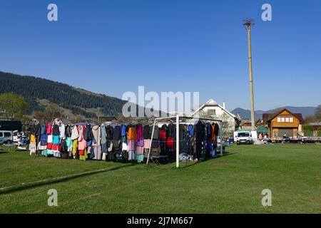 Non esclusiva: VERKHOVYNA, UCRAINA - 7 MAGGIO 2022 - un mercato improvvisato funziona nel villaggio di Verkhovyna, nella regione di Ivano-Frankivsk, Ucraina occidentale. Questo Foto Stock