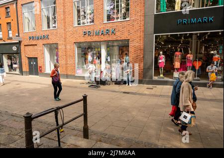 Un gruppo di autobus che si trovano nel centro di Norwich Foto Stock