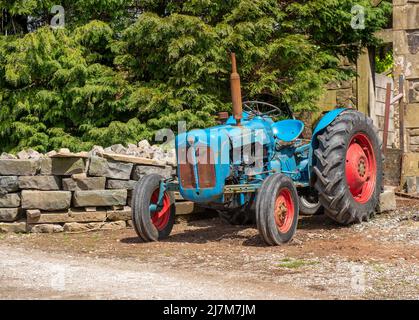 Un trattore di Fordson Dexta, Cow Ark, Clitheroe, Lancashire, Regno Unito Foto Stock