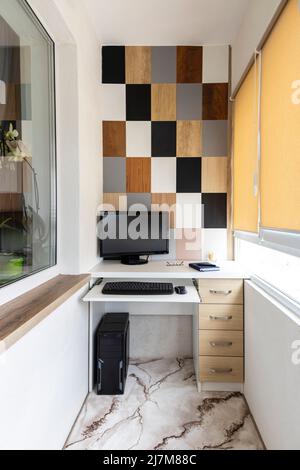 Ufficio domestico sulla loggia. Interno dello studio sul balcone. Foto Stock