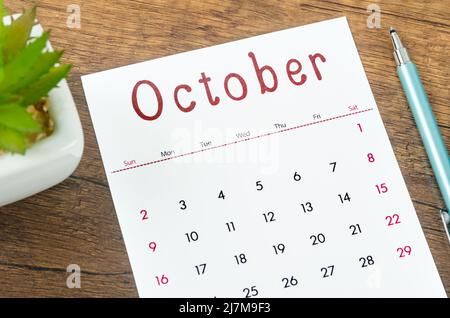 Calendario Da Scrivania Di Ottobre 2022 Su Fondo Di Legno Fotografia Stock  - Immagine di inglese, disegno: 251043992