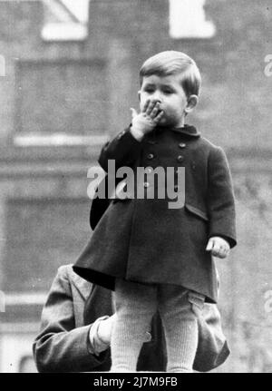 Foto del file del 04/11/52 del Principe Carlo sul muro di Clarence House, Londra. Come bambino sgranato, il principe Carlo si fermò su un muro alla Clarence House, soffiando baci a sua madre e nonni mentre guardava le carrozze in processione per l'apertura di Stato del Parlamento. Era il 1950 e Giorgio VI era ancora sul trono. Data di emissione: Martedì 10 maggio 2022. Foto Stock