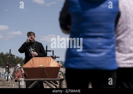 Bucha, Ucraina. 10th maggio 2022. Padre Andrii Gavalin, presiede i funerali di Eugene Bogdanov, 35, a Buca, Ucraina, martedì, Maggio 10, 2022. Bogdanov è andato perso due mesi fa, come sua moglie Natalia Bogdanova cercato per lui in morgues in tutta la regione di Kyiv e Buch quando il suo corpo finalmente si è rivelato ad un morgue a Belaya Tserkov ieri. L'amministrazione Biden ha annunciato lunedì che sta temporaneamente sospendendo 232 dazi sull'acciaio ucraino per un anno nel tentativo di aumentare la forza economica della nazione assediata. Foto di Ken Cedeno/UPI Credit: UPI/Alamy Live News Foto Stock