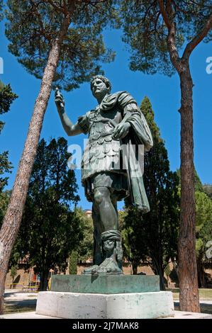 Statua in bronzo dell'imperatore romano Adriano (Adriano) nel Parco Mole Adriana, Giardini Castel Sant'Angelo, Roma, Lazio, Italia Foto Stock