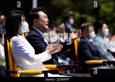 10 Maggio 2022 - Seoul, Corea del Sud : Yoon Suk Yeol, presidente della Corea del Sud, secondo da sinistra, e sua moglie Kim Kun-hee, Moon Jae-in, ex presidente della Corea del Sud, secondo da destra, e Kim Jung-sook, sua moglie, durante la sua inaugurazione tenutasi all'Assemblea Nazionale di Seoul, Corea del Sud, martedì 10 maggio 2022. Yoon si è insediato martedì come ottavo presidente eletto della Corea del Sud dalla piena democrazia del 1987, affrontando sfide spaventose da un’economia devastata dal Covid all’aumento dei test sulle armi da parte del leader nordcoreano Kim Jong Onu. (Foto di: SeongJoon Cho/Pool/Sipa USA) Foto Stock