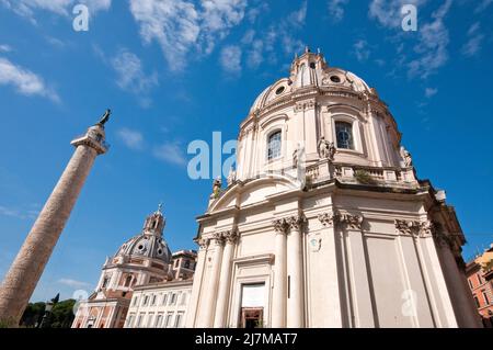 Chiesa dei SS. Nome di Maria e colonna di Traiano, nello sfondo della chiesa di Santa Maria di Loreto, Roma, Lazio, Italia Foto Stock