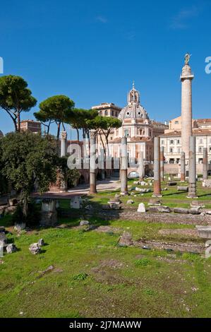 Foro di Traiano con la colonna di Traiano e la chiesa di Santa Maria di Loreto sullo sfondo, Roma, Lazio, Italia Foto Stock