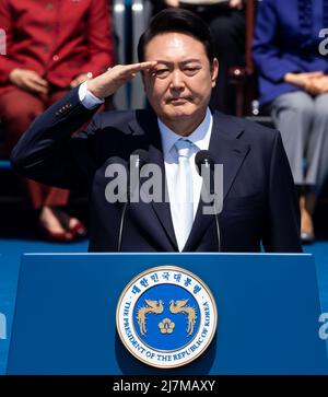 10 maggio 2022 - Seoul, Corea del Sud: Yoon Suk Yeol, presidente della Corea del Sud, saluta durante l'inaugurazione presidenziale tenutasi all'Assemblea Nazionale di Seoul, Corea del Sud, martedì 10 maggio 2022. (Foto di: Lee Young-ho/Sipa USA) Foto Stock