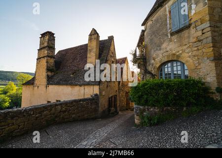 Beynac-et-Cazenac è un villaggio situato nel dipartimento della Dordogna nella Francia sud-occidentale. Il castello medievale di Beynac si trova nel comune. Foto Stock