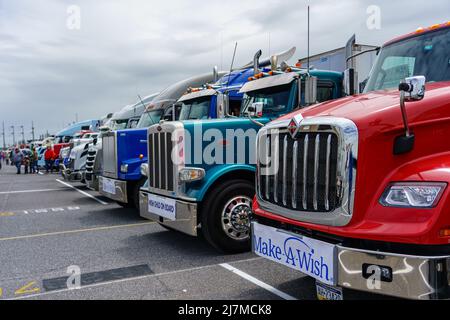 Manheim, PA, USA - 8 maggio 2022: Centinaia di camion sono pronti per l'annuale make-A-Wish Truck Conoy nella contea di Lancaster. L'evento, che include un c Foto Stock