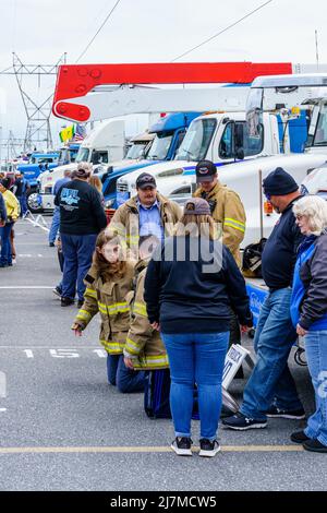 Manheim, PA, USA - 8 maggio 2022: Centinaia di autotrasportatori si preparano per l'annuale Make-A-Wish Truck Conoy nella contea di Lancaster. L'evento, che include un c Foto Stock