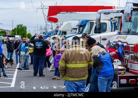 Manheim, PA, USA - 8 maggio 2022: Centinaia di autotrasportatori si preparano per l'annuale Make-A-Wish Truck Conoy nella contea di Lancaster. L'evento, che include un c Foto Stock