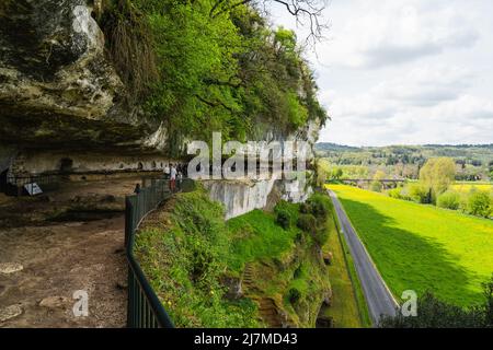 Il villaggio trogloditico Roque Saint-Christophe è una grande formazione rocciosa con rifugi rocciosi al fiume Vezere nella Dordogna, sud-ovest della Francia Foto Stock