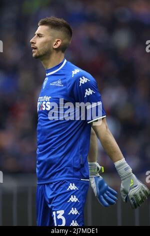 Milano, 6th maggio 2022. Guglielmo Vicario di Empoli FC reagisce durante la serie A alla gara di Giuseppe Meazza, Milano. Il credito d'immagine dovrebbe essere: Jonathan Moscrop / Sportimage Foto Stock