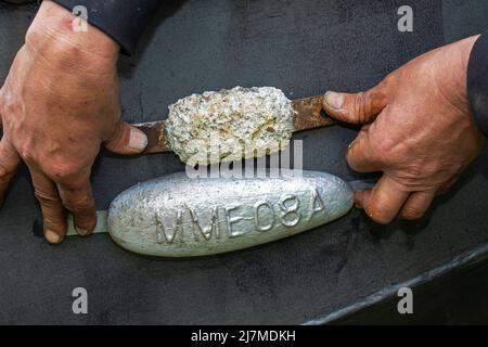 Pulire e corroso l'anodo contro il fondo di una nave. Un anodo galvanico è il componente principale di un sistema di protezione catodica galvanica (CP) utilizzato per la protezione Foto Stock