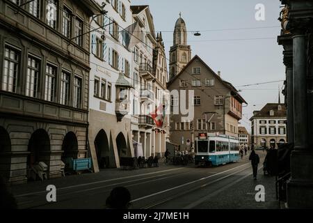 Tram su via Limmatquai a Zurigo, Svizzera Foto Stock