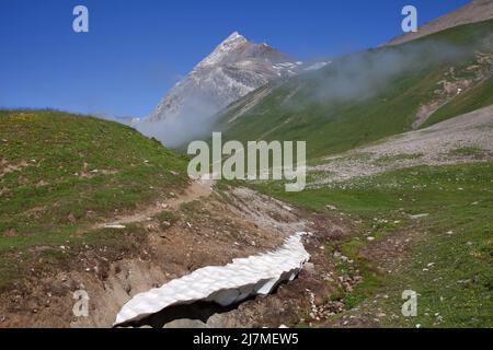 Svizzera - neve o ghiaccio non si sono sciolti nelle parti inferiori delle Alpi svizzere nel cantone di Graubünden. Le file di ghiaccio restarono nella parte più fredda di Foto Stock