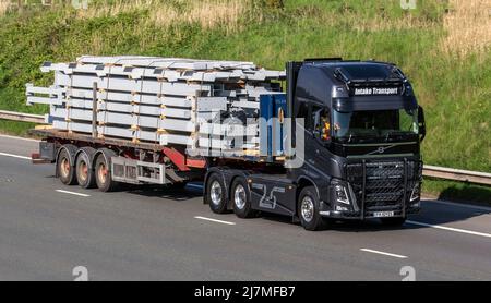 Aspirazione trasporto 2021 Grigio Volvo FH16 750 6x4 HSLP 1612cc diesel camion; guida sulla M61 autostrada, Manchester, Regno Unito Foto Stock