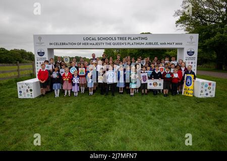 Ascot, Berkshire, Regno Unito. 10th maggio 2022. In collaborazione con Ascot Racecourse e la Crown Estate, studenti di 70 scuole del Berkshire sono venuti a fare le loro foto scattate oggi con 70 alberi piantati nel Windsor Great Park per commemorare sua Maestà il Giubileo del platino della Regina. Credit: Maureen McLean/Alamy Live News Foto Stock