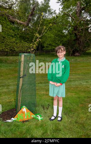 Ascot, Berkshire, Regno Unito. 10th maggio 2022. L'allievo della prima e della media scuola di Dedworth Green Charlie di 9 anni si trova accanto all'albero nominato dalla sua scuola. In collaborazione con Ascot Racecourse e la Crown Estate, studenti di 70 scuole del Berkshire sono venuti a fare le loro foto scattate oggi con 70 alberi piantati nel Windsor Great Park per commemorare sua Maestà il Giubileo del platino della Regina. Credit: Maureen McLean/Alamy Live News Foto Stock