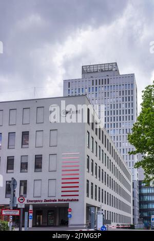 Charite edificio principale ospedale e ingresso di emergenza (A&e) a Berlino Mitte, Germania, Europa Foto Stock