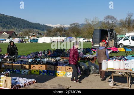 VERKHOVYNA, UCRAINA - 7 MAGGIO 2022 - un mercato improvvisato funziona nel villaggio di Verkhovyna, nella regione di Ivano-Frankivsk, Ucraina occidentale. Questa foto non può essere distribuita nella Federazione Russa. Foto di Yurii Rylchuk/Ukrinform/ABACAPRESS.COM Foto Stock