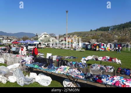 VERKHOVYNA, UCRAINA - 7 MAGGIO 2022 - i vestiti sono venduti in un mercato improvvisato nel villaggio di Verkhovyna, nella regione di Ivano-Frankivsk, Ucraina occidentale. Questa foto non può essere distribuita nella Federazione Russa. Foto di Yurii Rylchuk/Ukrinform/ABACAPRESS.COM Foto Stock