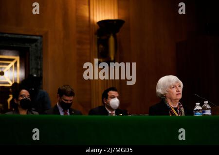 Washington, Stati Uniti. 10th maggio 2022. Il Segretario del Tesoro Janet Yellen testimonia durante l'audizione del Senato Banking, Housing, and Urban Affairs Committee dal titolo "The Financial Stability Oversight Council Annual Report to Congress", su Capitol Hill a Washington, DC, martedì 10 maggio 2022. Foto piscina di Elizabeth Frantz/UPI Credit: UPI/Alamy Live News Foto Stock